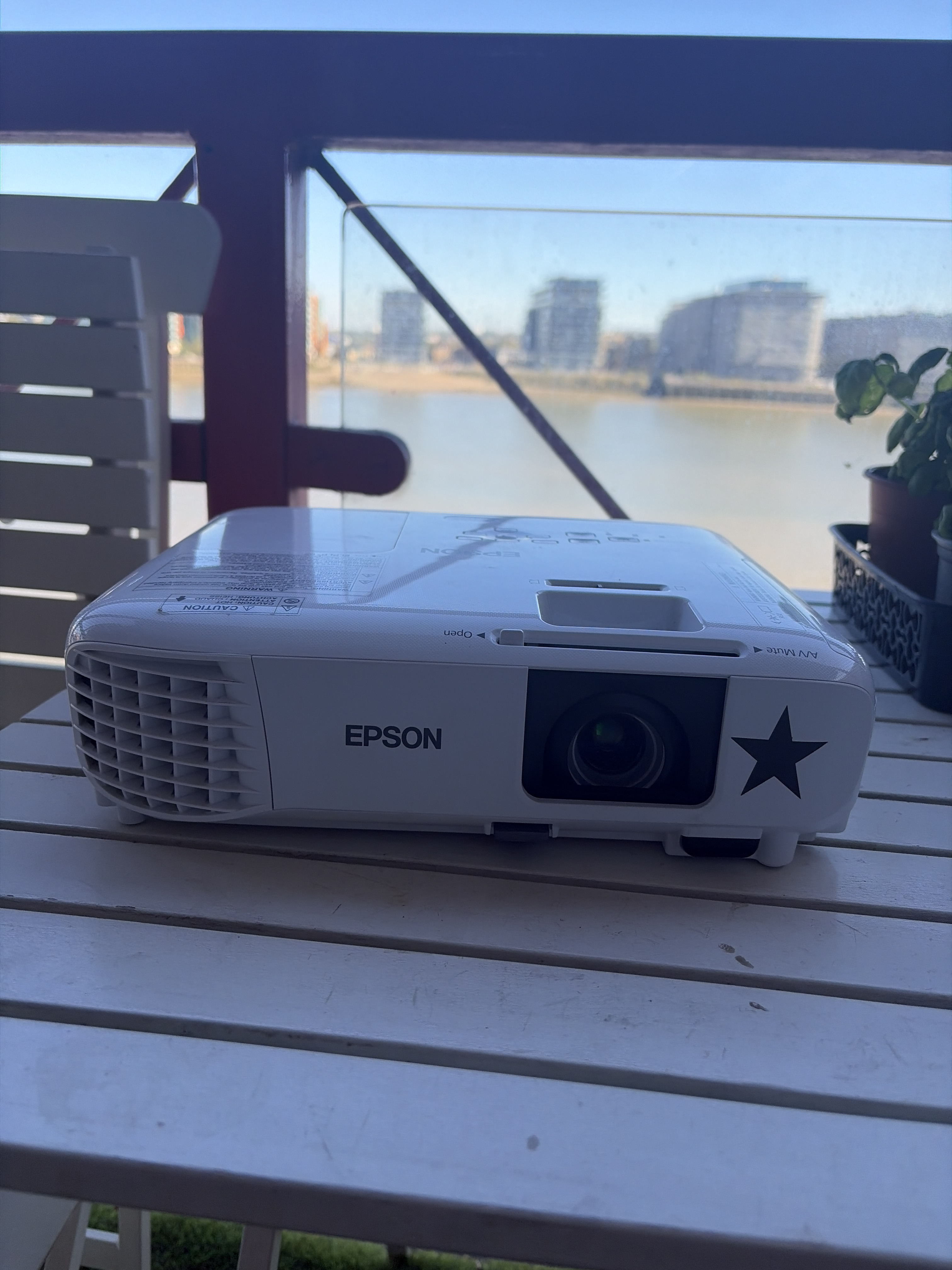 Epson projector eb-fh06