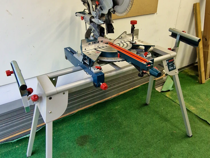 Kraftfull bosch kap- & gersåg med stativ – redo för ditt projekt!