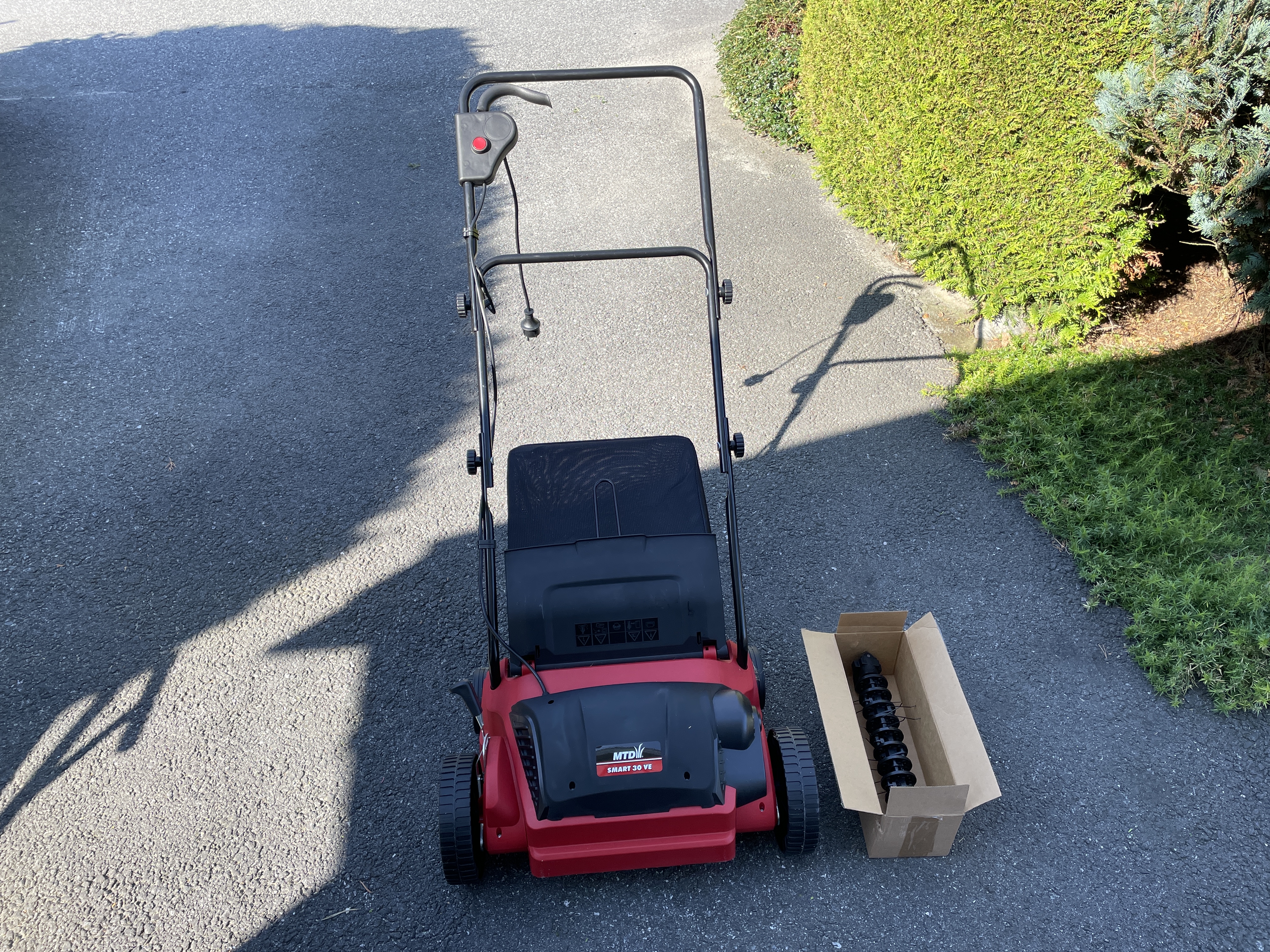 Vertikalskjærer og plenlufter.