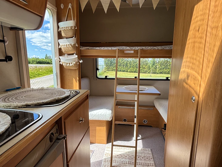 Smidig liten husvagn med förtält och cykelställ!