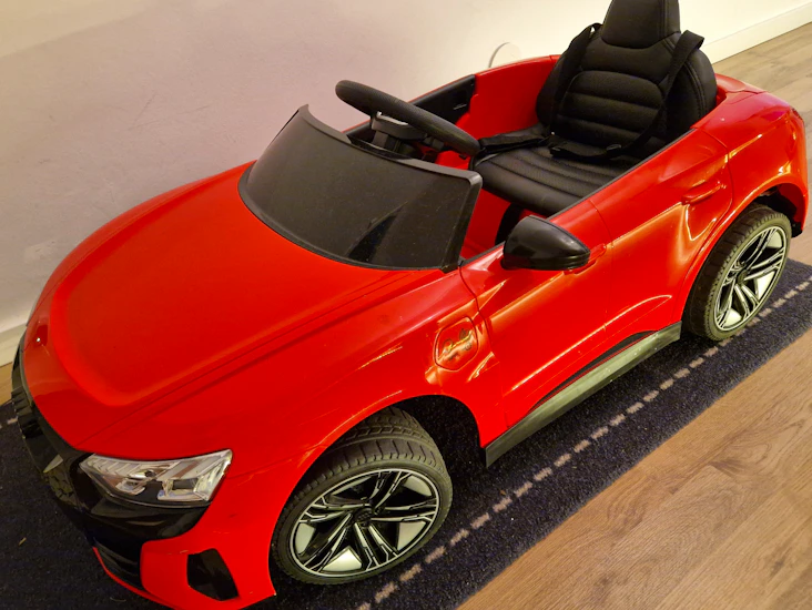 Elbil för barn audi licensierad med fjärrkontroll röd (electric car for children audi with remote control red)