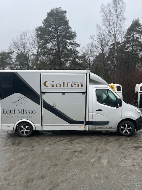 Hästbuss med hög lastvikt gjord av xtreme cargo med stuteri-inredning