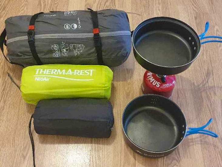 3 mannatält, 2 st liggunderlag, stormkök