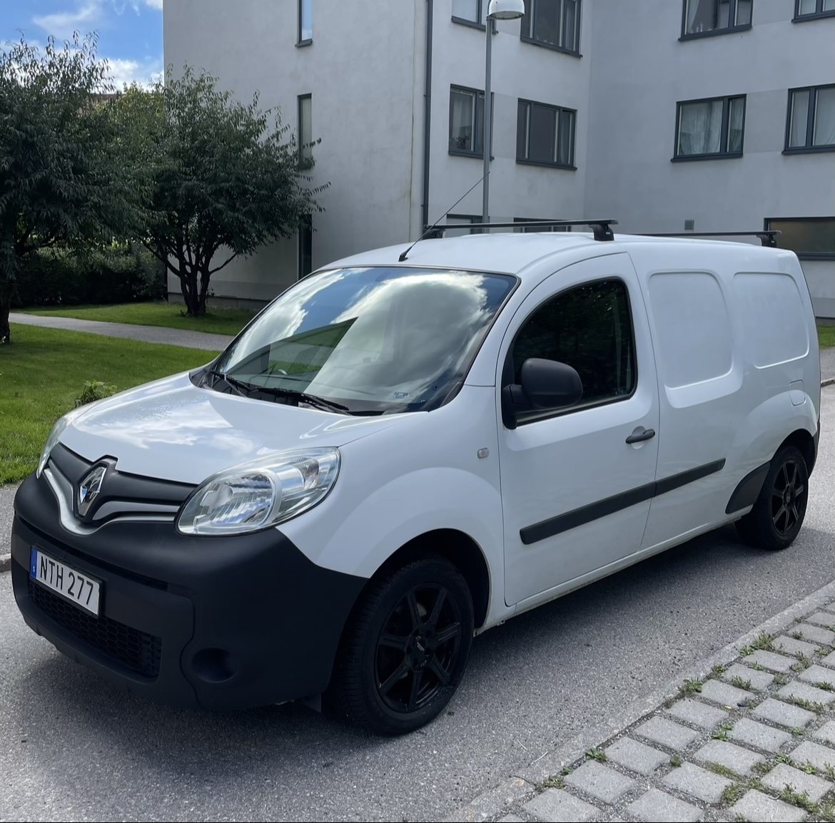 Lätt lastbil / flyttbil stockholm. låses upp via appen så behöver ej mötas upp innan för att få nyckel. 