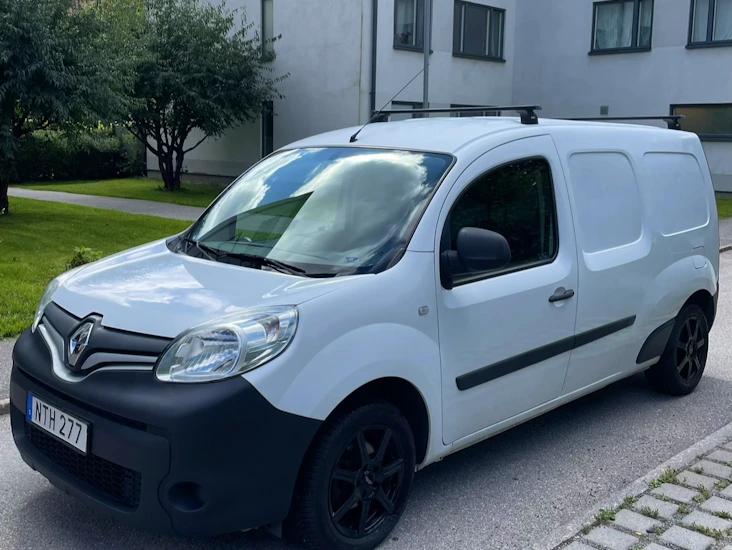 Lätt lastbil / flyttbil stockholm. låses upp via appen så behöver ej mötas upp innan för att få nyckel.