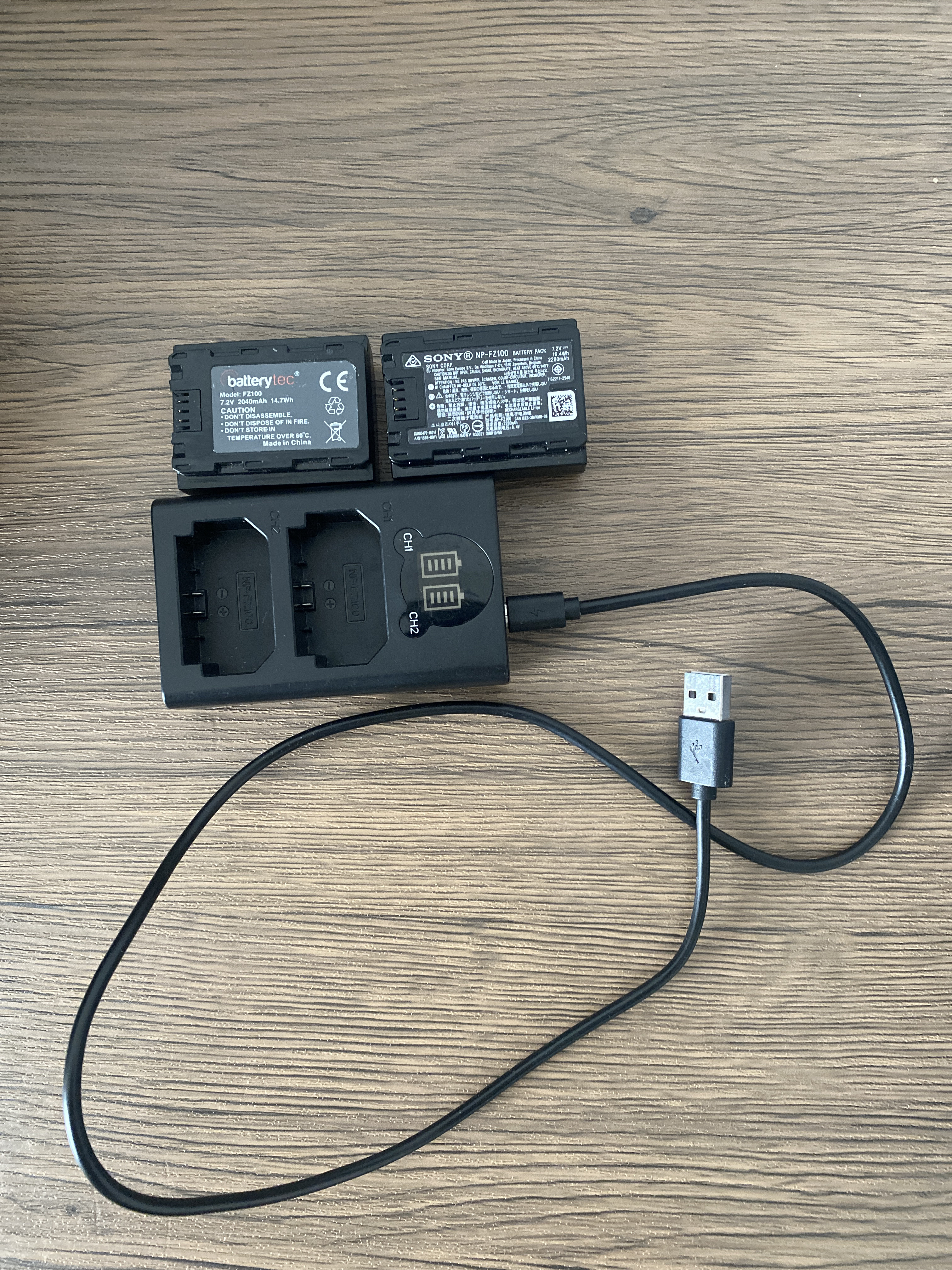 2 sony npfz 100 + charger 