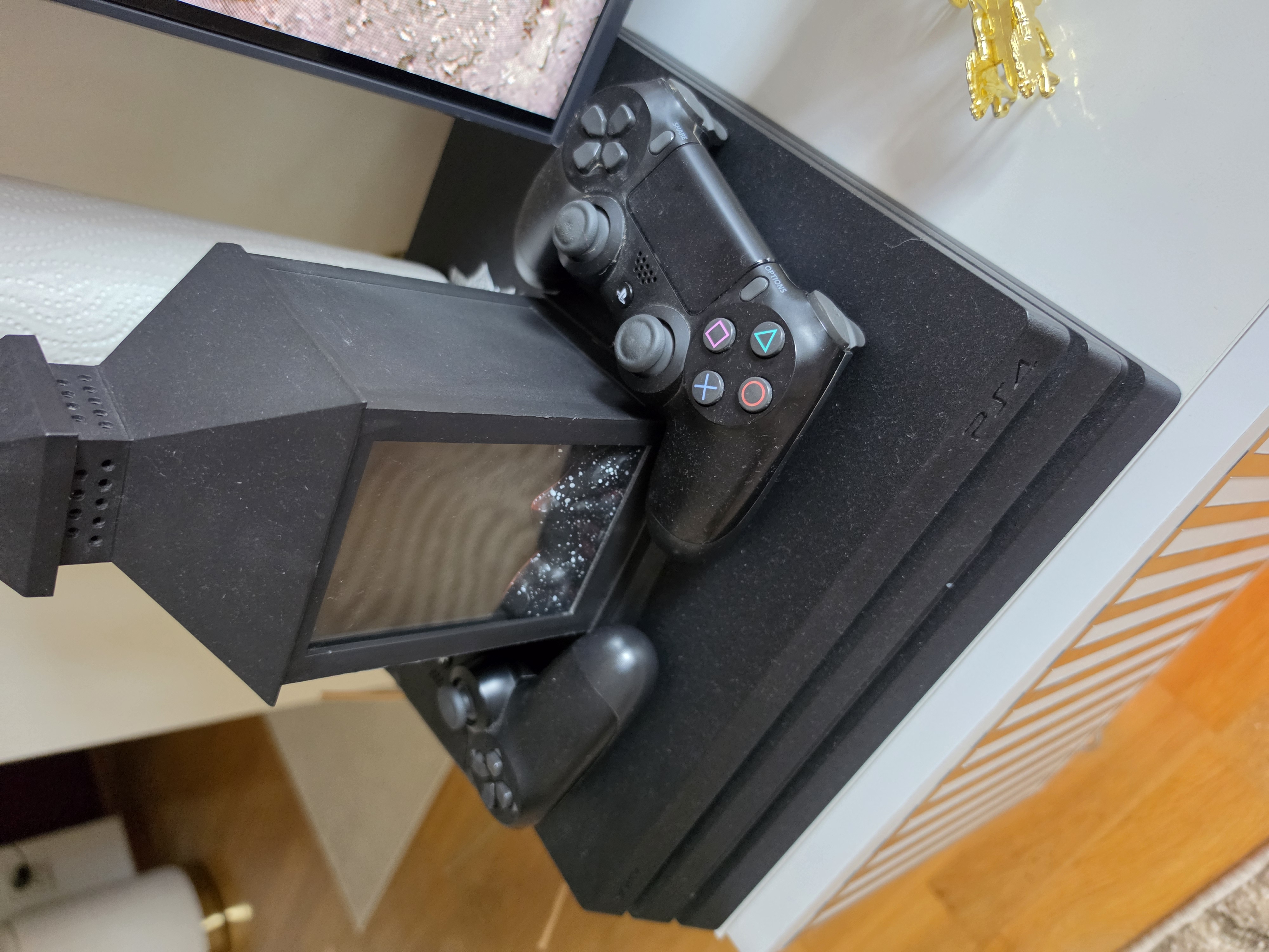 Playstation 4 pro (ps4 pro) + 3 handkontroller + ea fc 26 (fifa)