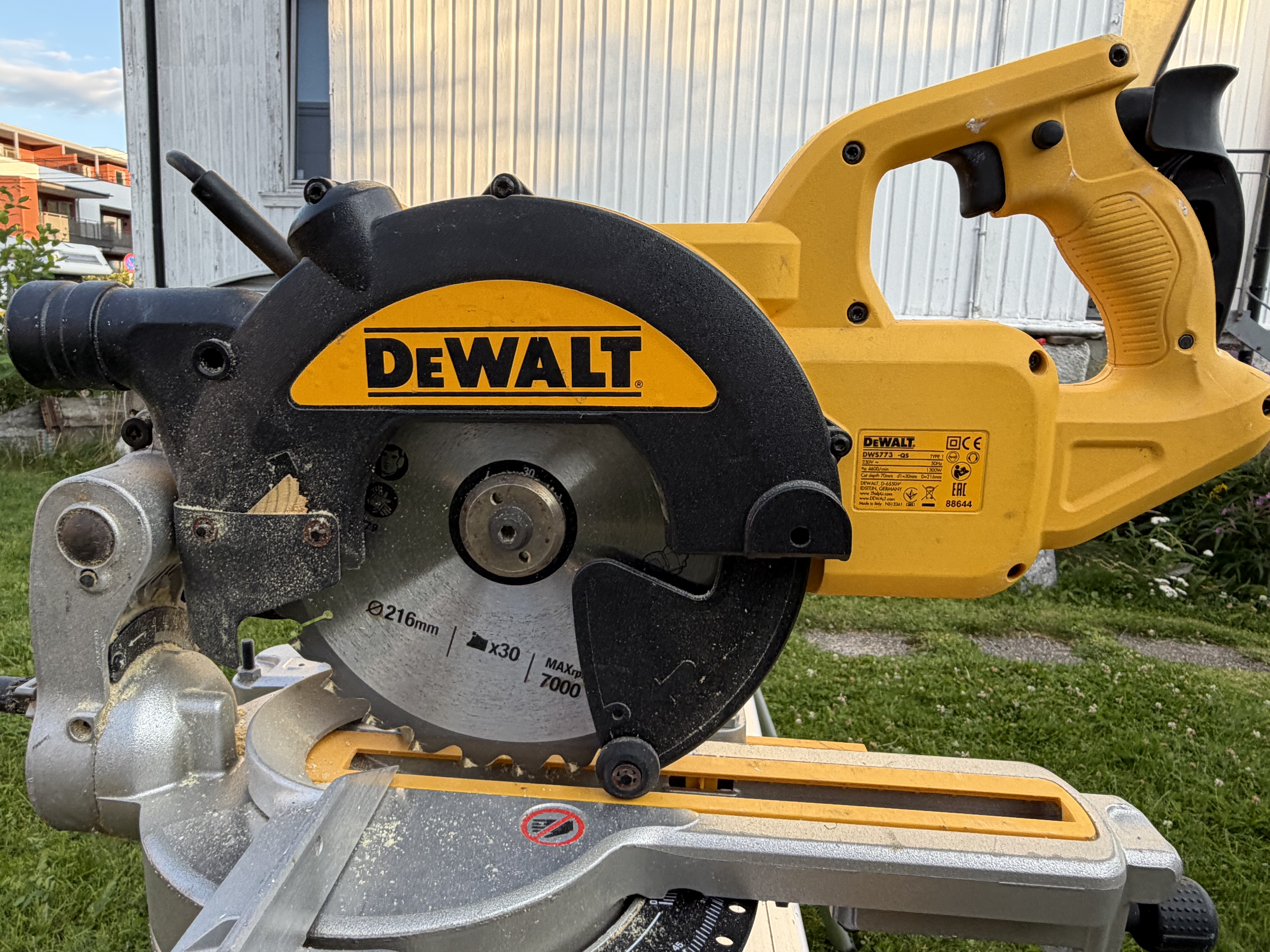 Dewalt kapp- og gjærsag med sagbord