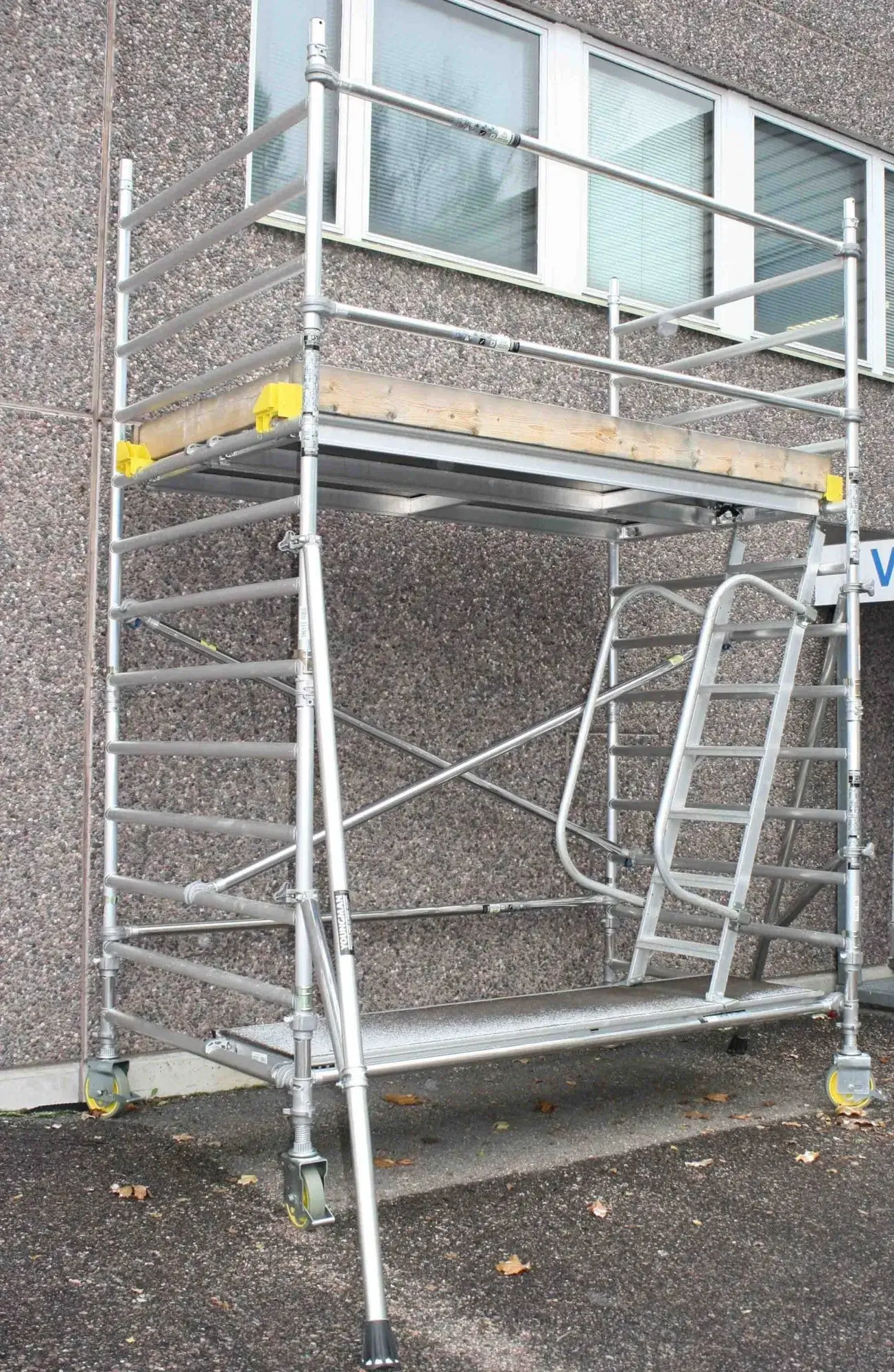 Alumiiniteline 1,4 x 2,5 metriä, kantapää korkeus n. 4,0 metriä