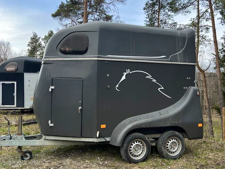 B-kort släp med bra lastvikt och kamera!