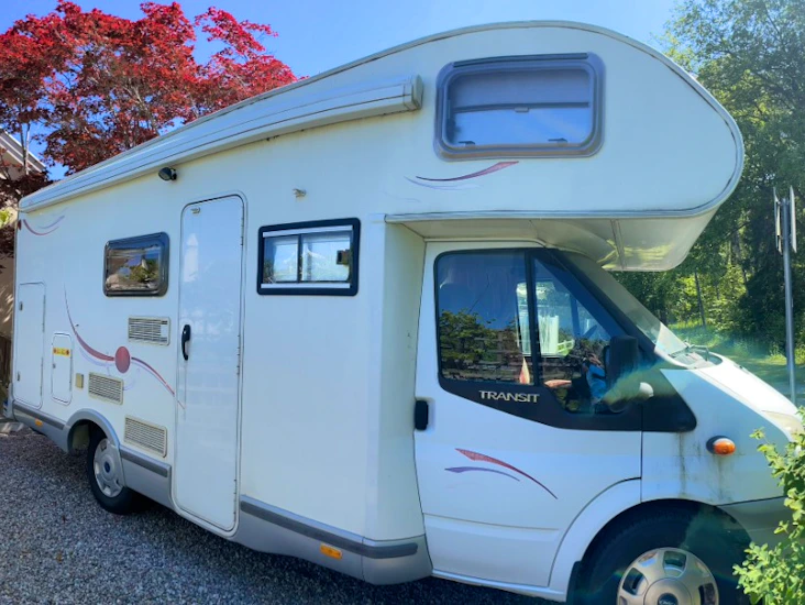 Husbil med plats för 4 personer, b-körkort