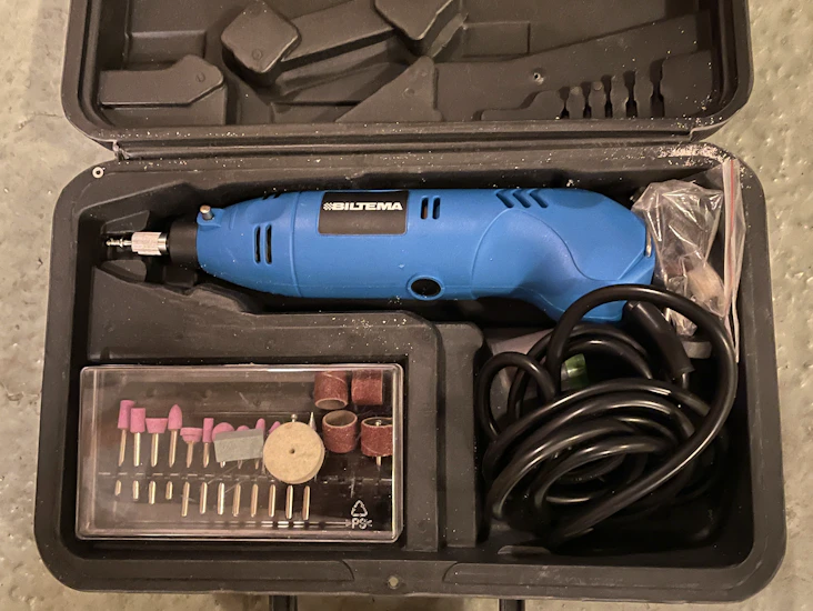 Dremel-tyyppinen monitoimikone