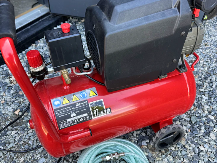 24l 8 bar kompressor + luft slanger 10m