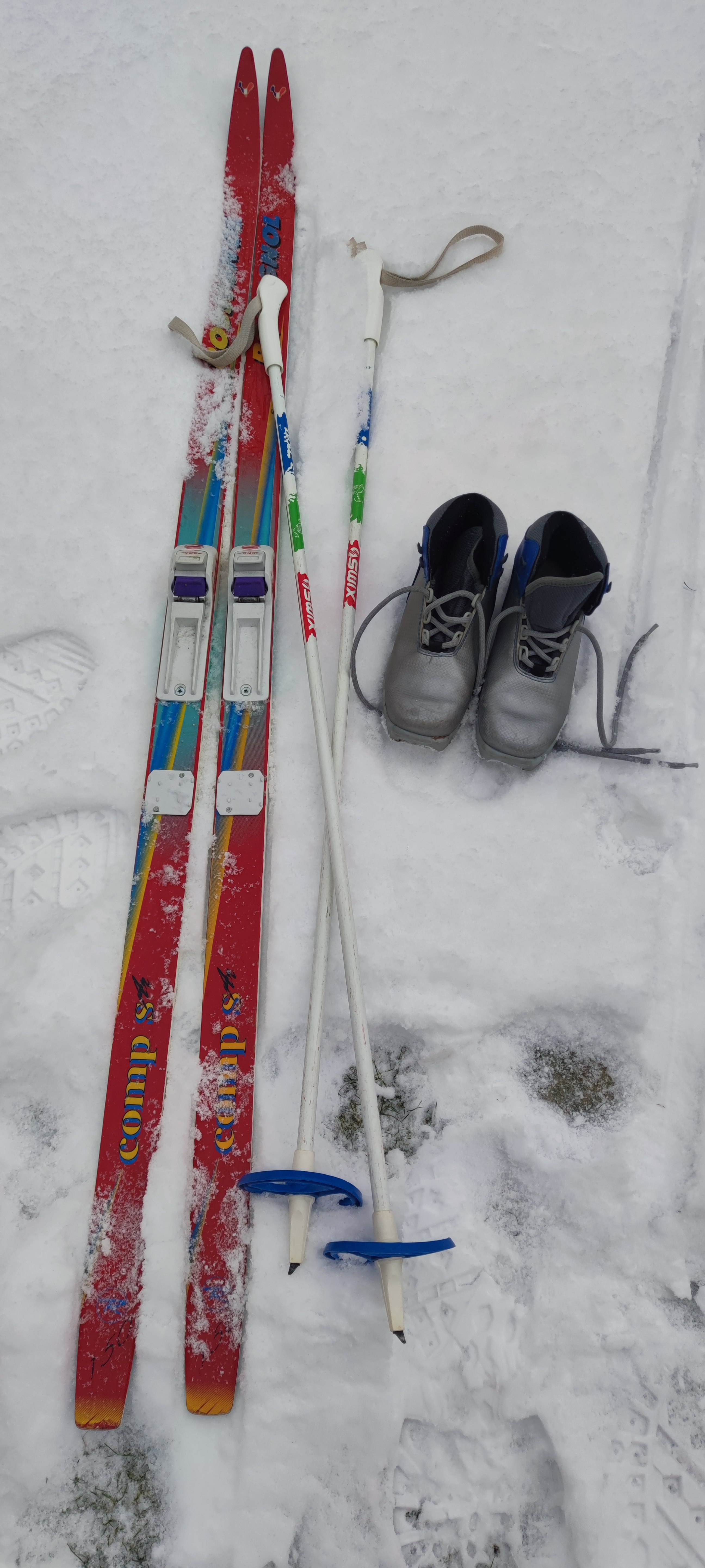 Skidor barn inkl stavar, pjäxor 
