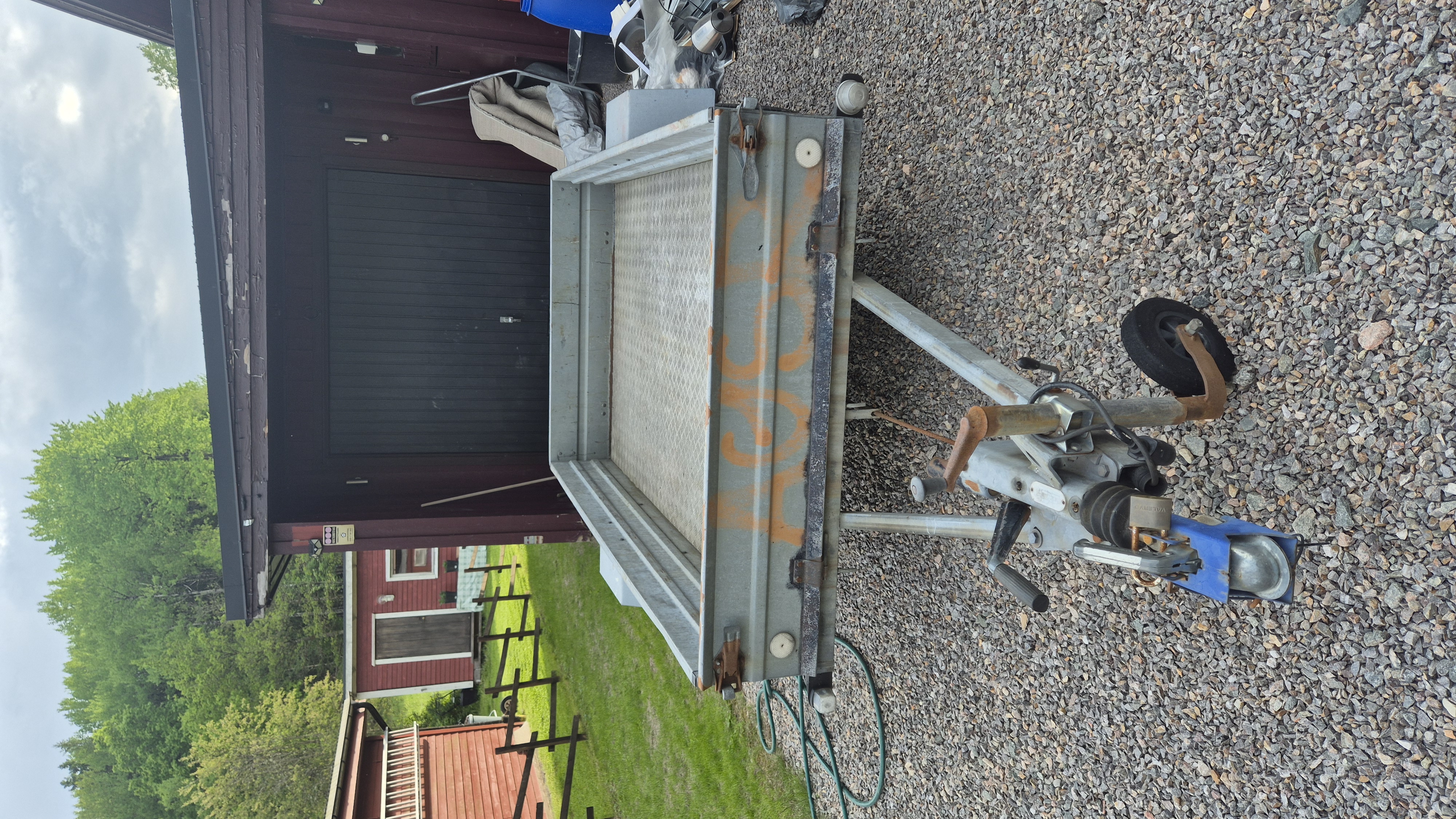 Släpvagn 760kg lastvikt - durkplåtsgolv