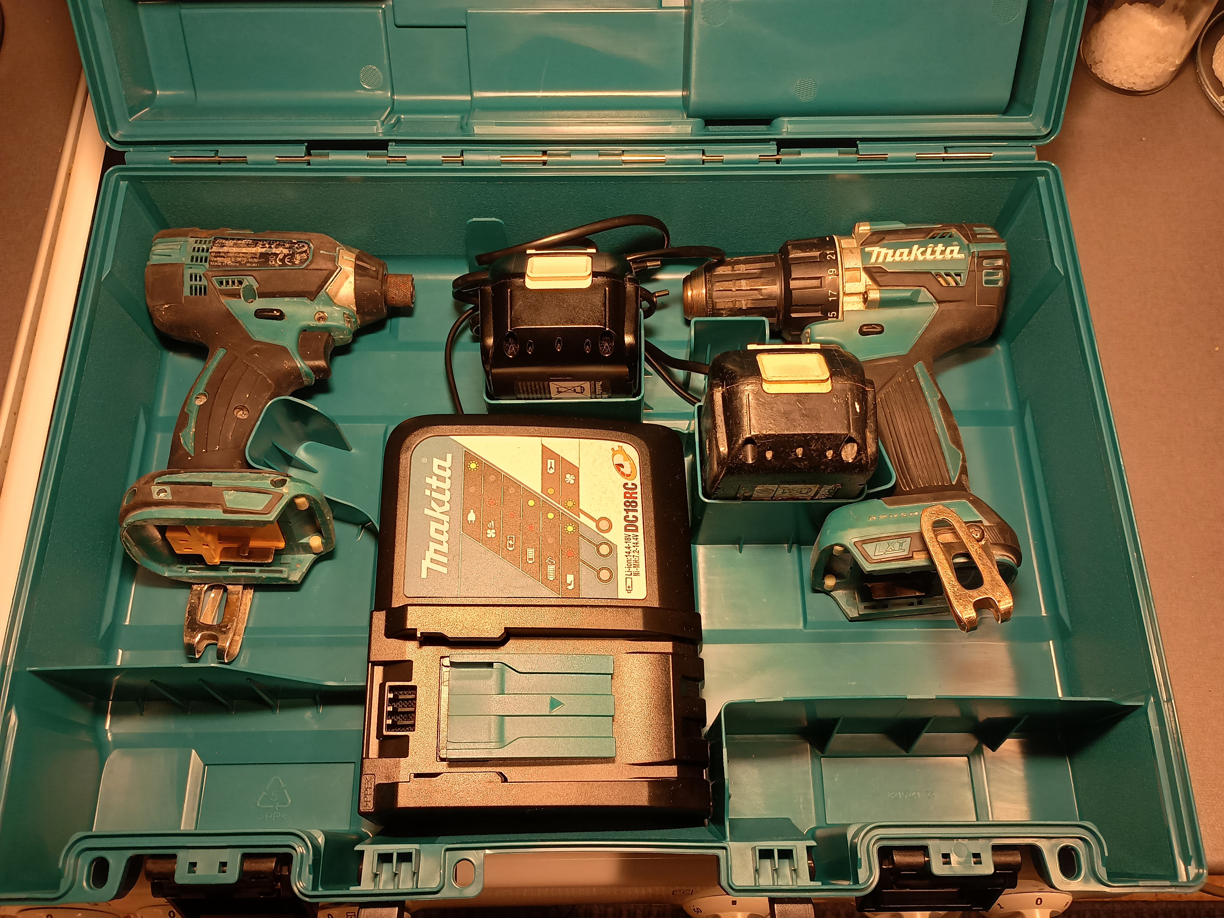 Kit, makita borrmaskin, slagskruvdragare 2 batterier, laddare och bitteats