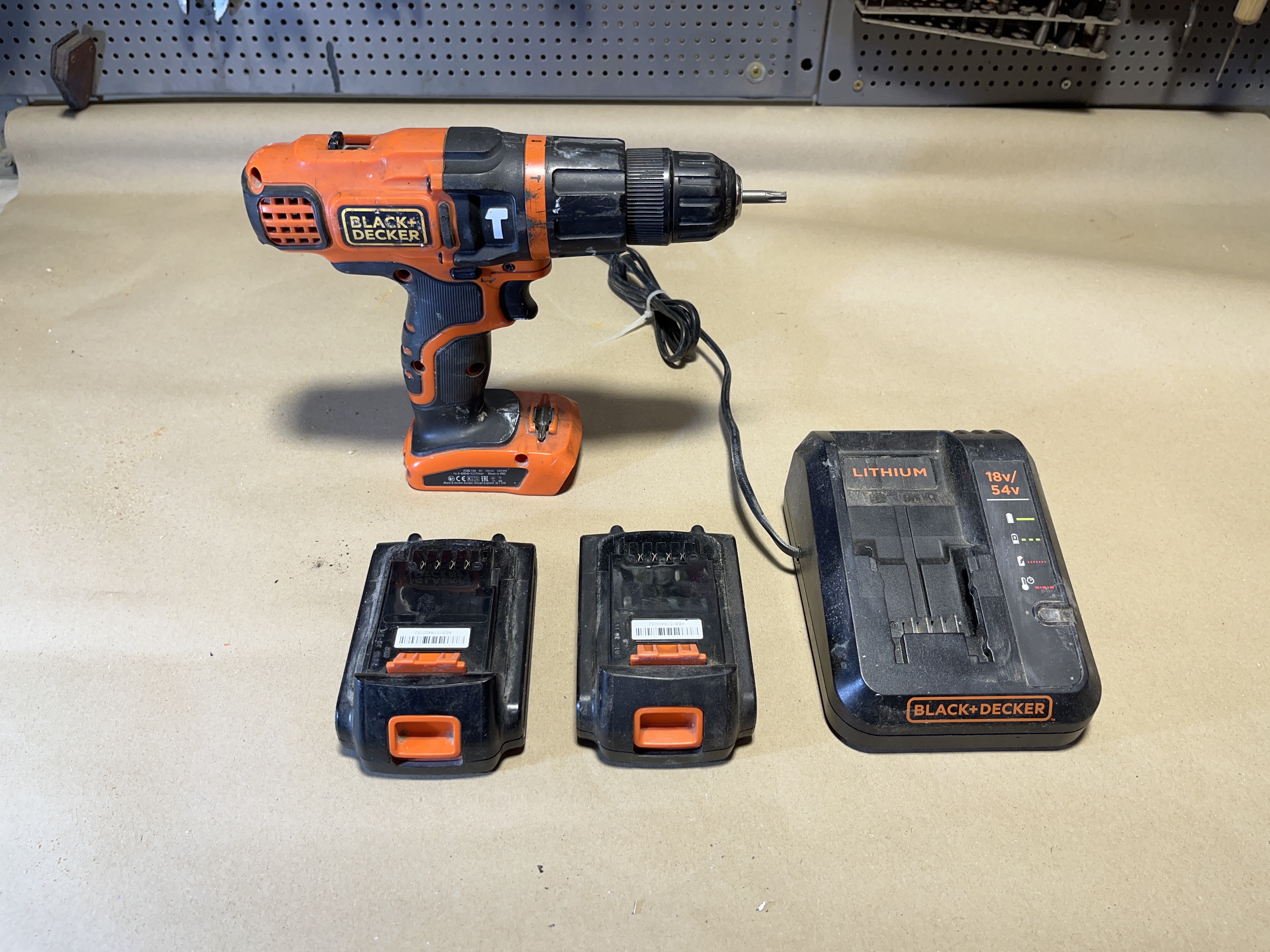 Batteridriven borrskruvdragare inkl bits/borr-sats
