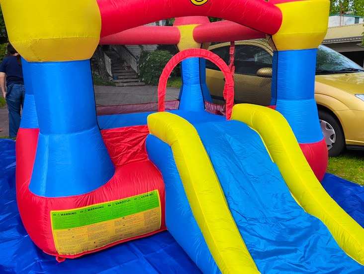 Vuokrataan pieni pomppulinna