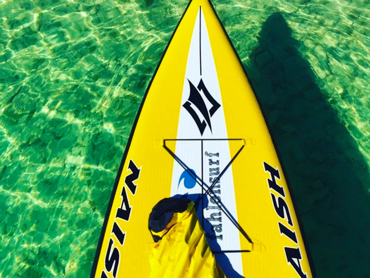 Uppblåsbar naish direkt vid järla sjö