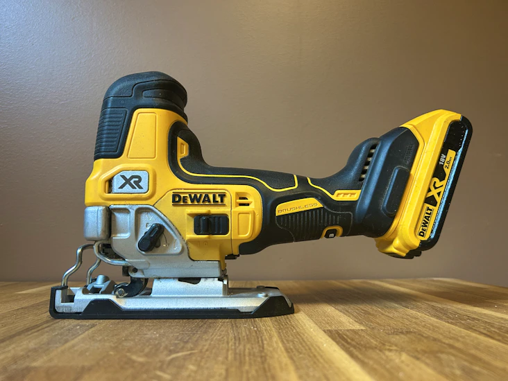 Dewalt sticksåg dcs335 – kompakt & exakt (inkl. 2ah batteri, dammutsug & blad)