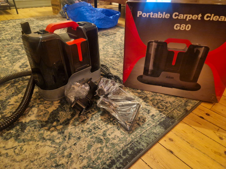 Kraftig håndholdt teppe- og møbelrenser – billig!!