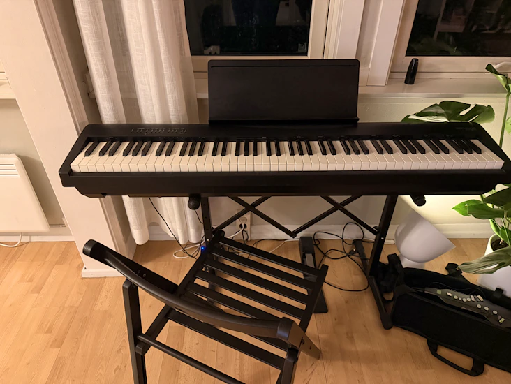 Roland fp30, med stativ og bag.