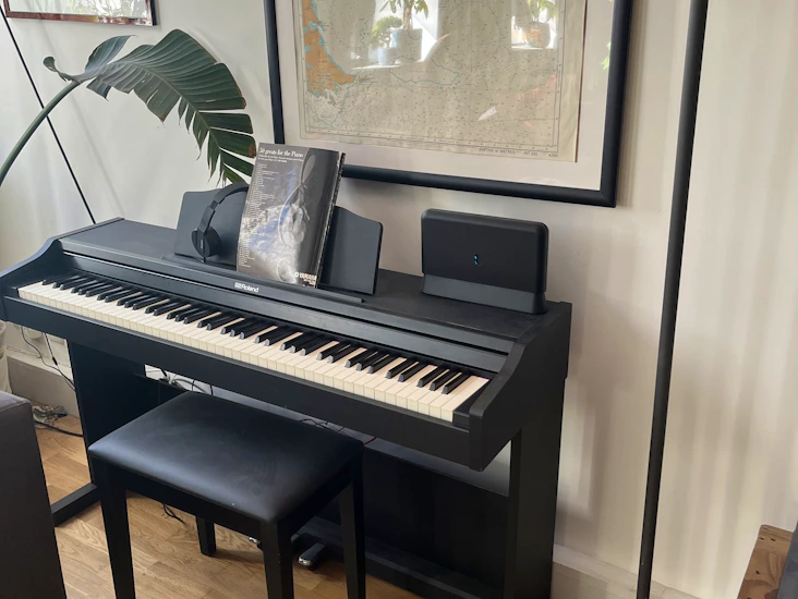 Electric piano with pedals