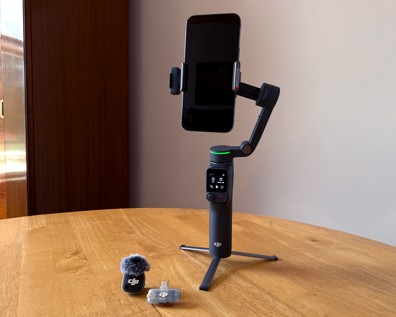 Dji osmo mobile 8p creator combo | pro smartphone filming kit with mic