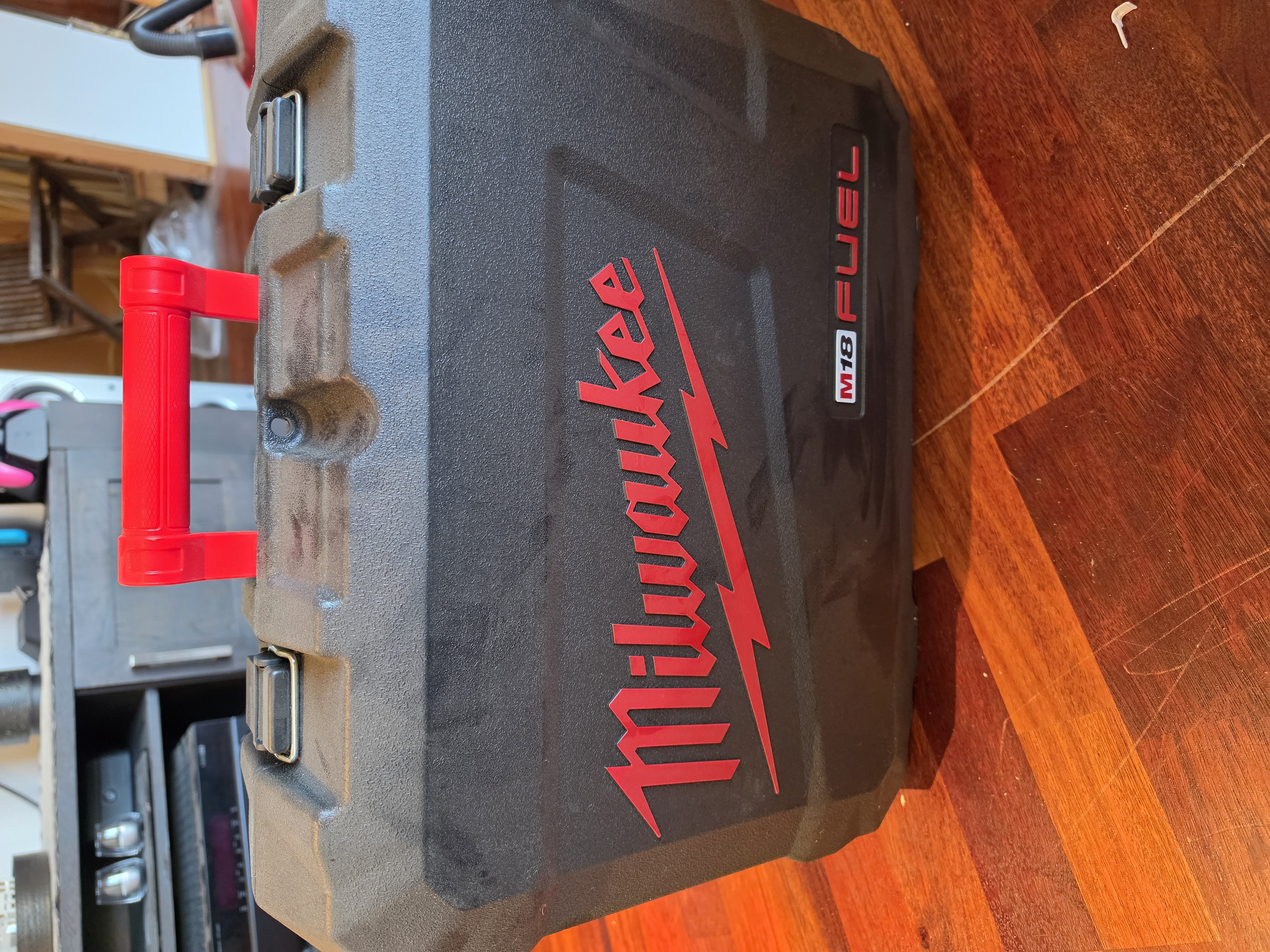 Milwaukee m18 ffn-0c spikerpistol– 2×6ah batterier + lader