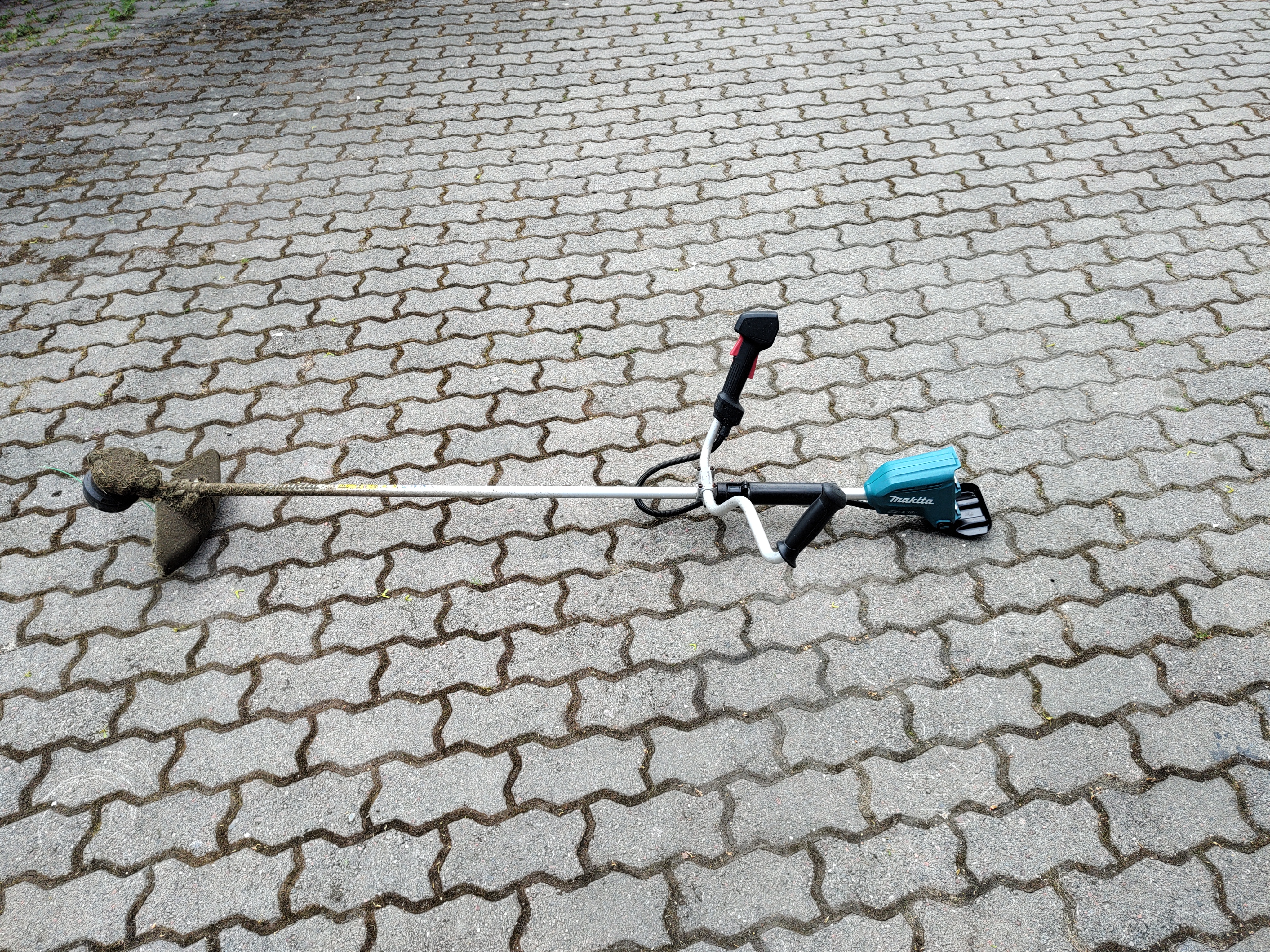 Akkukäyttöinen raivaussaha