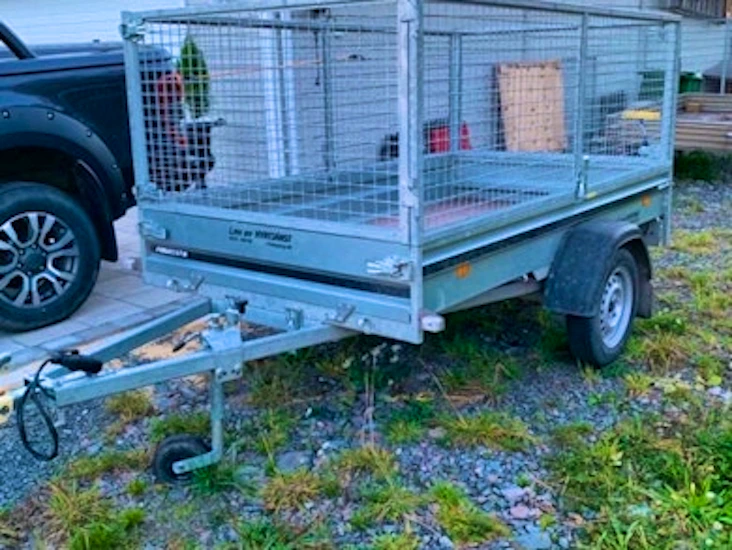 Släpkärra med gallergrindar