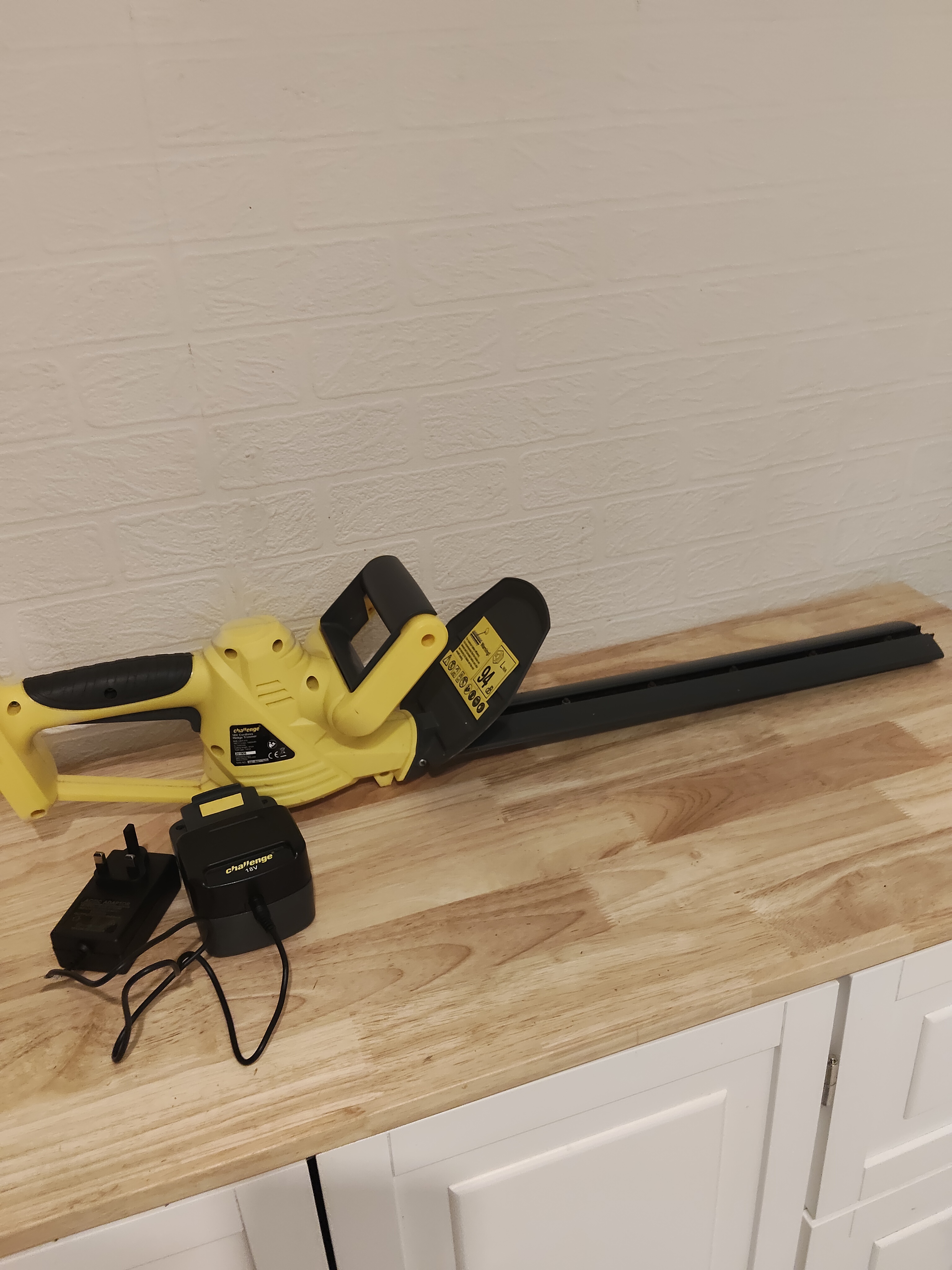 Lightweight cordless hedge trimmer perfect for trimming hedges and bushes. no cables, no fuel, just charge and go!