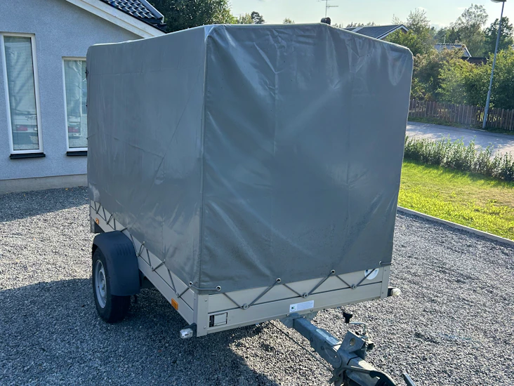 Släpvagn med kapell, lastvikt 1116 kg.