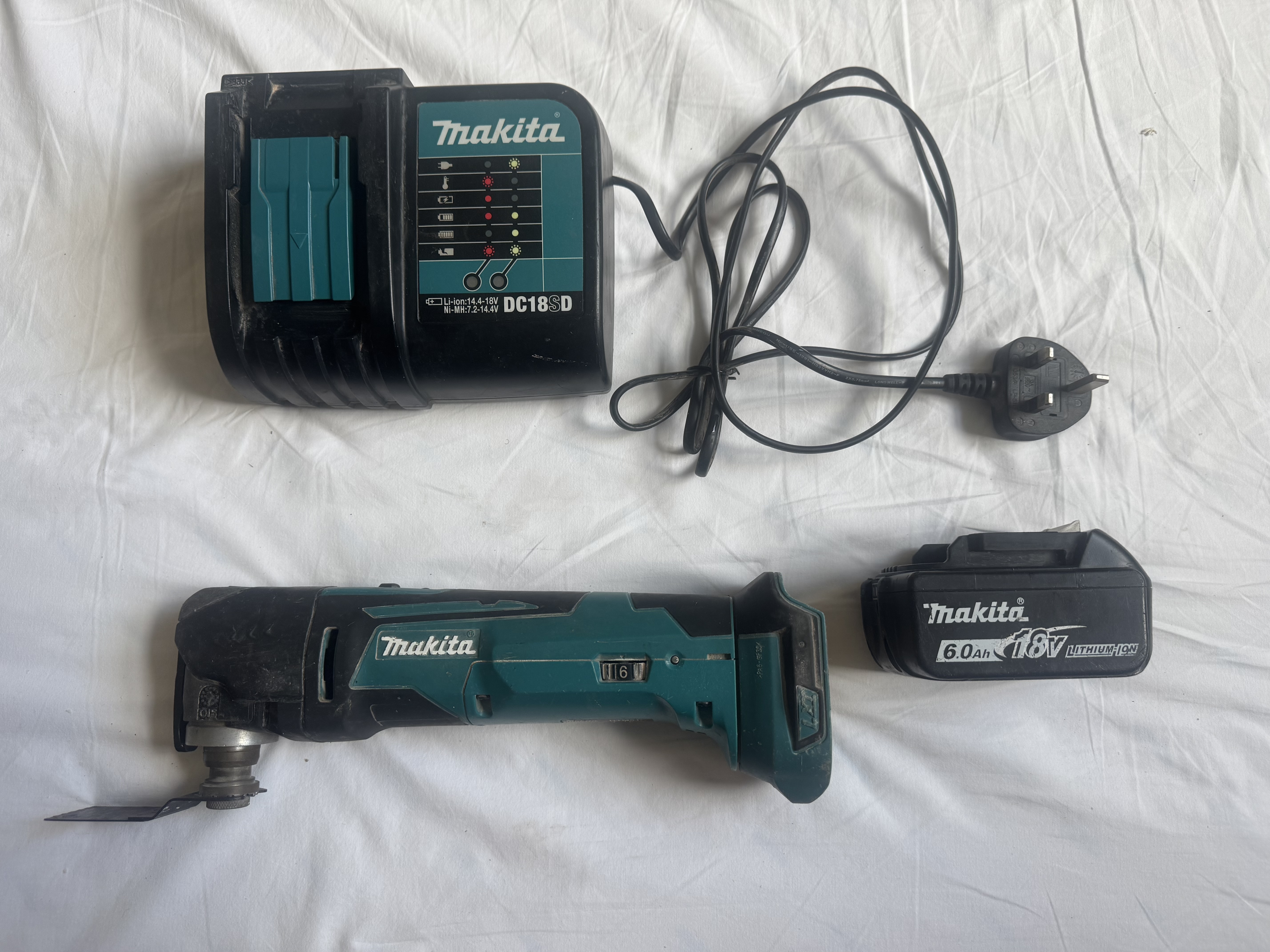 Makita cordless multi tool – cut, sand & trim (batteries included)