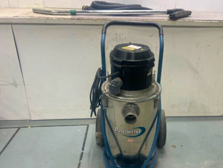 Våtdammsugare med inbyggd pump