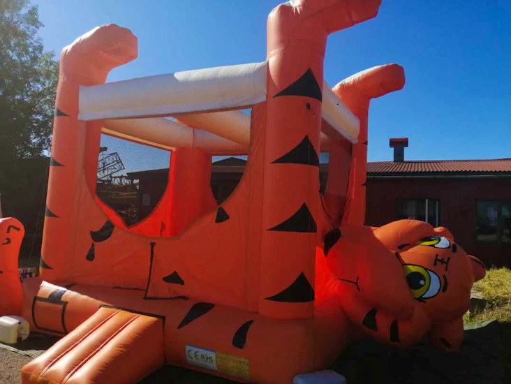 Stor tiger hoppborg 6x4x4 m