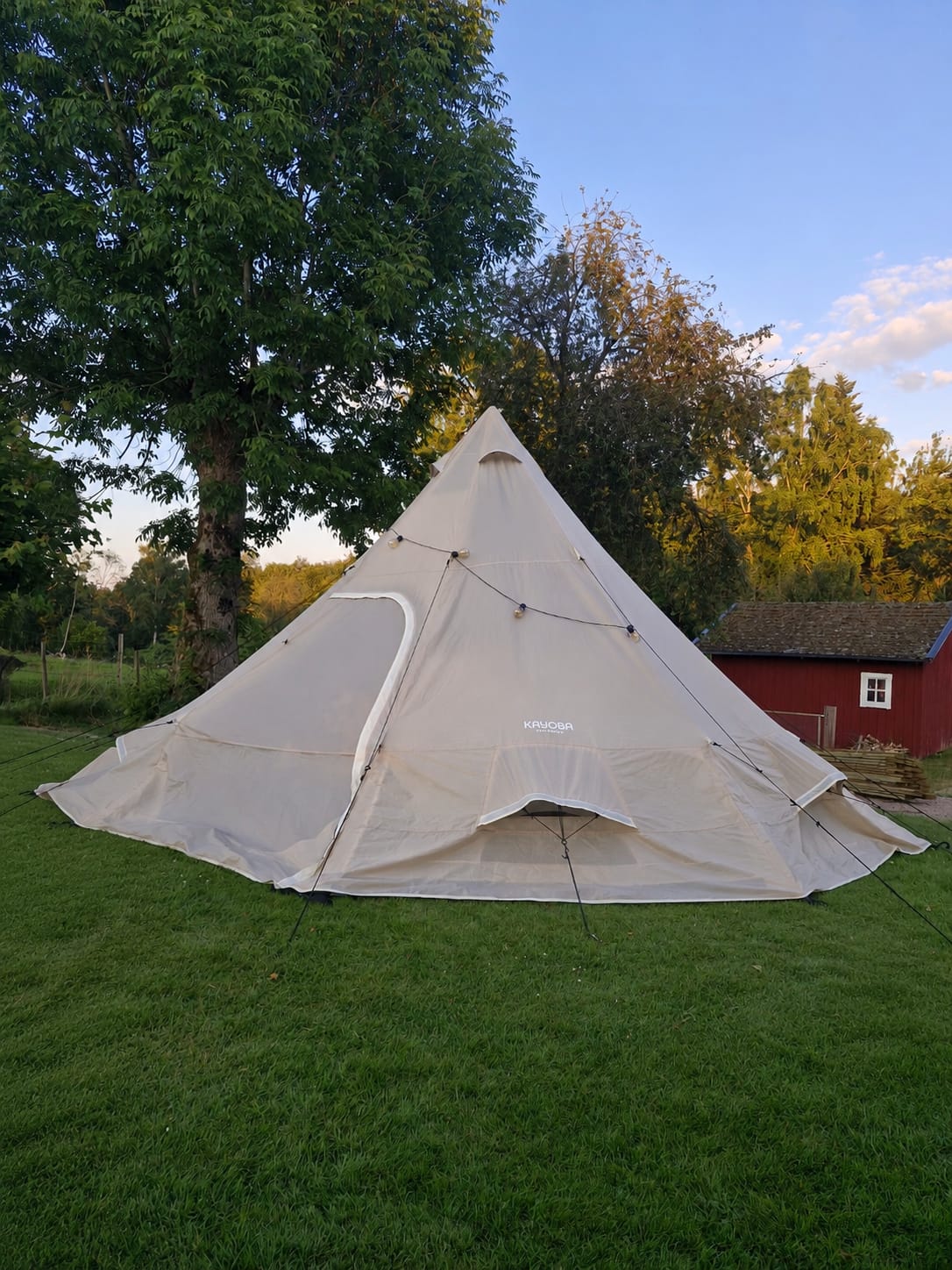 Rymligt tipi-tält för camping, glamping och övernattning + sängar för 4 personer & gasolkök