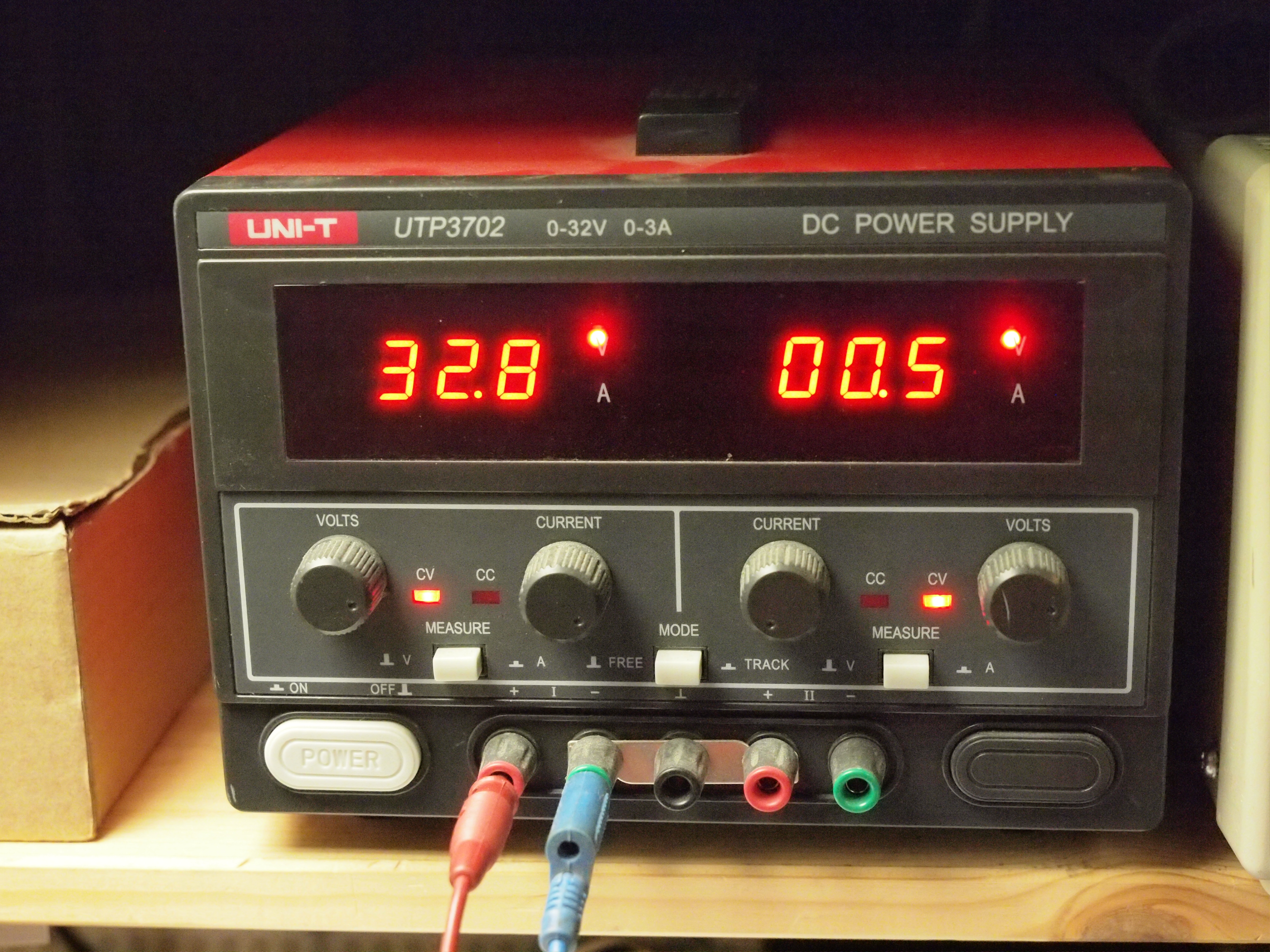 Laboratorieaggregat unit-t 0-32v, 0-3a 2 dc utgångar