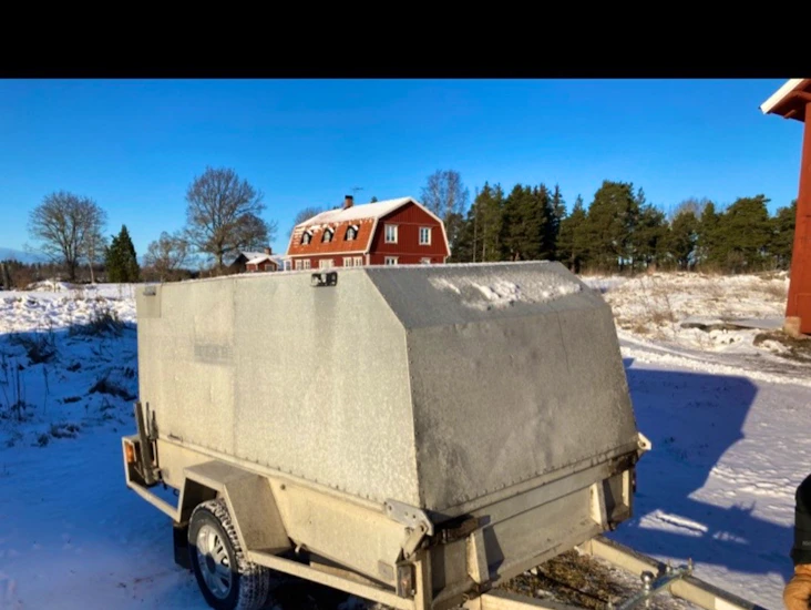 Släpvagn med kåpa