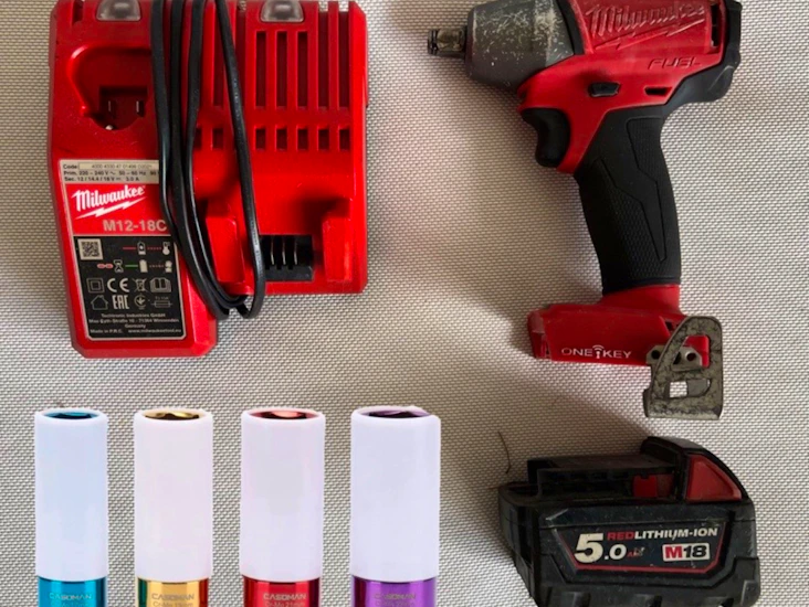 Batteridriven mutterdragare med hylsor