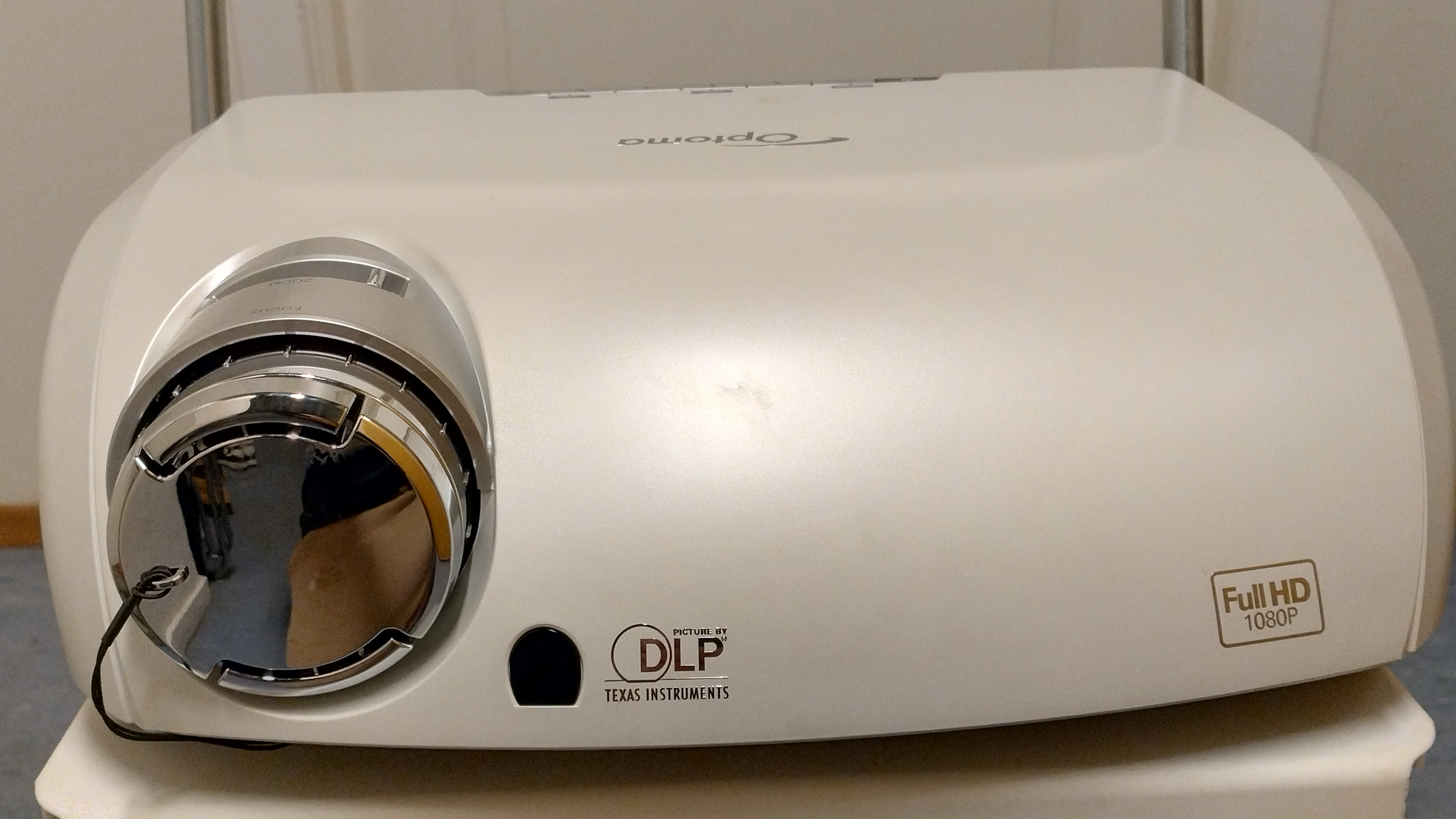Digital cinema (full hd) projector 