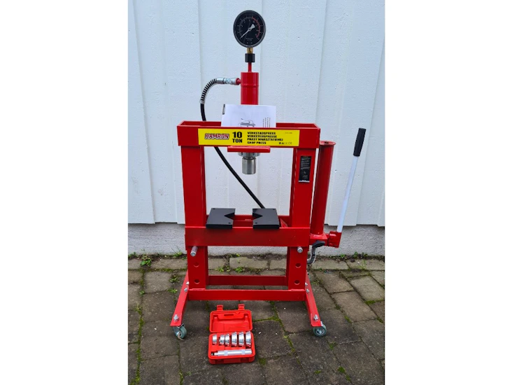 Verkstadspress 10 ton med hjul och tillbehör