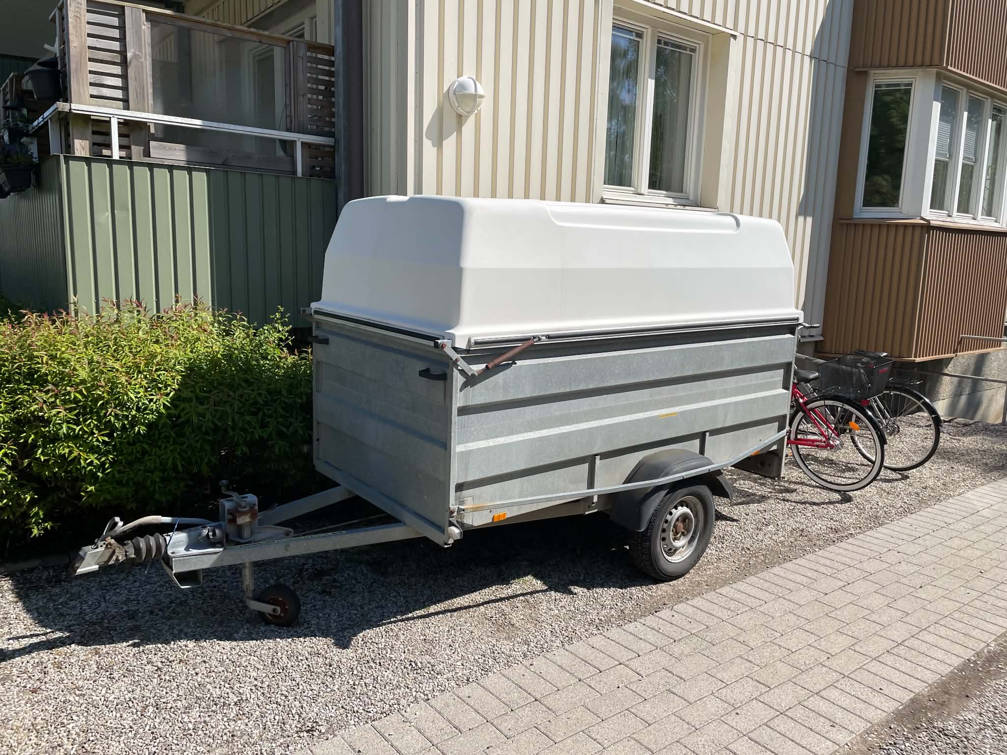 Thule lv1000 släpvagn med kåpa