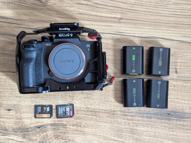 Sony a7iv + 2 cards & 4extra batteries
