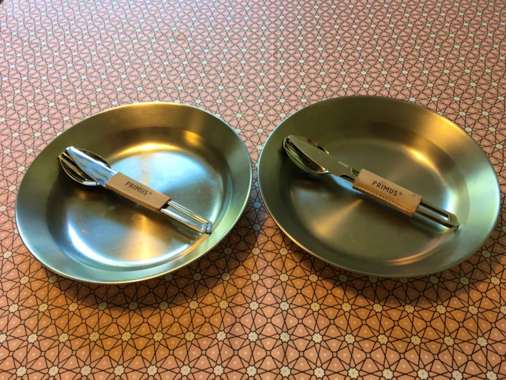 Primus tallrikar och bestick