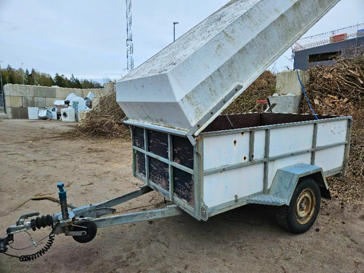 Rubust släp som har c-däck