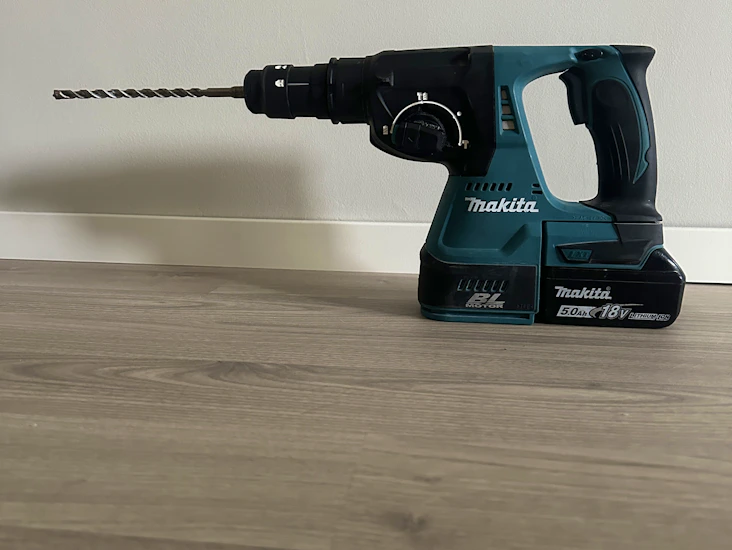 sladdlös makita slagborr med tillhörande dammsugare