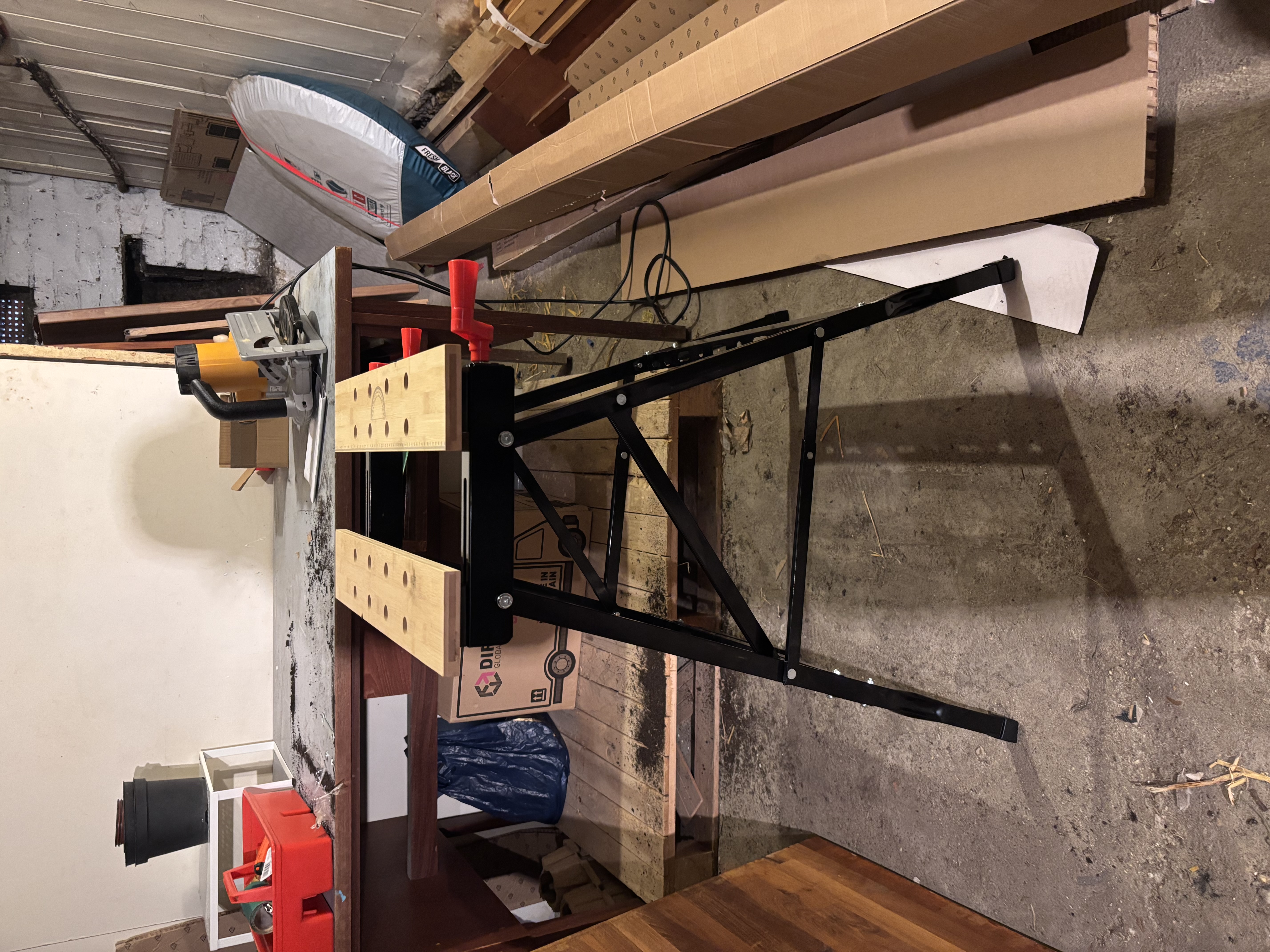 Adjustable workbench