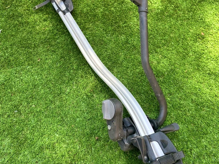 2x thule roof-mounted bike rack – secure & easy transport for any car