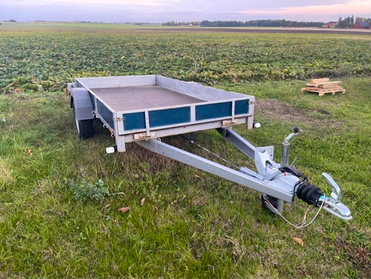 Öppet släp, bromsat.